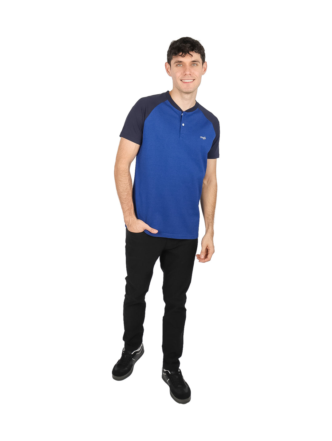 Hombre vistiendo playera Perry Ellis azul con mangas en contraste azul marino y cuello estilo Henley.