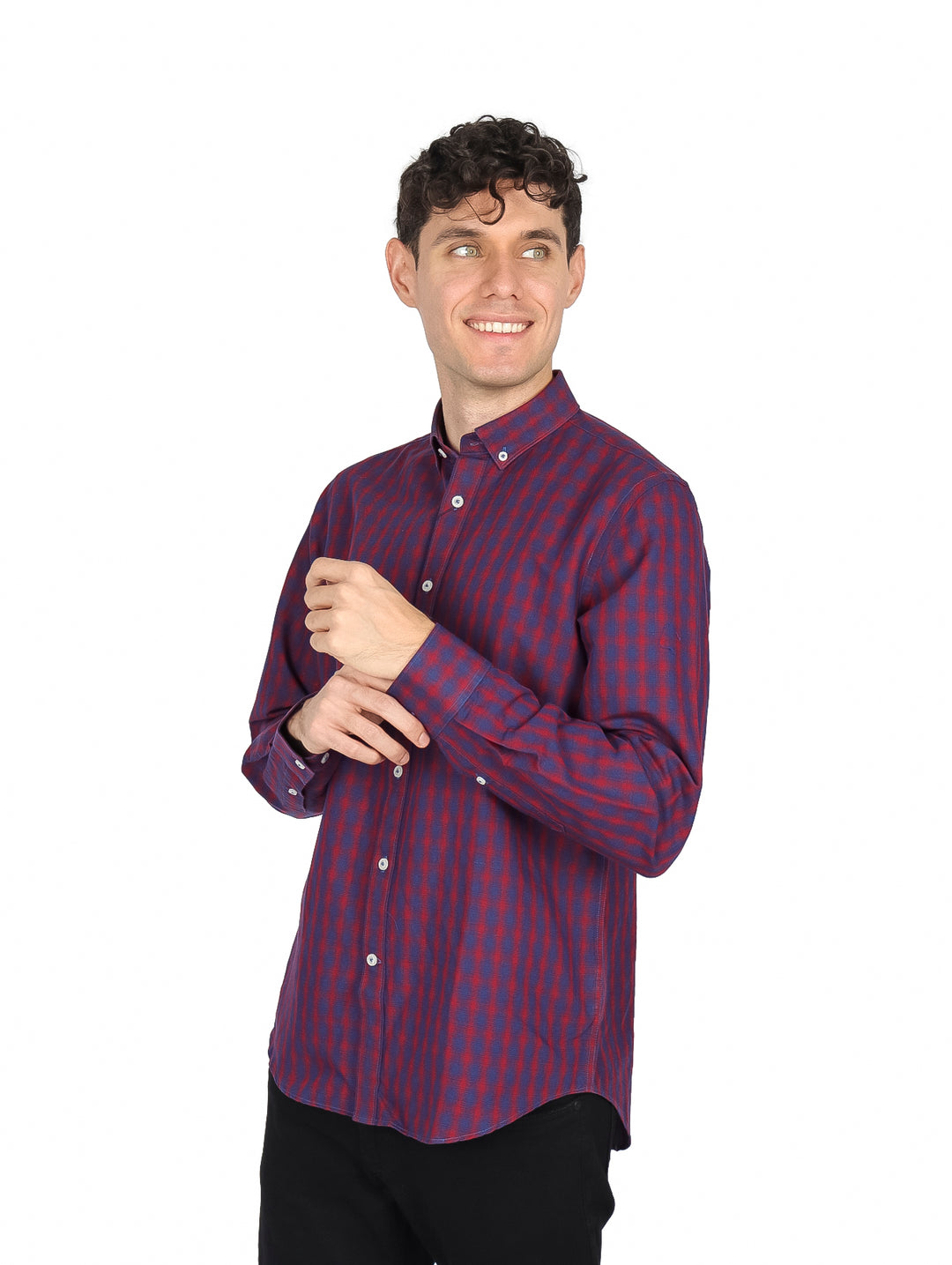 Hombre vistiendo una camisa de manga larga Perry Ellis en color chili pepper con un patrón de cuadros pequeños.