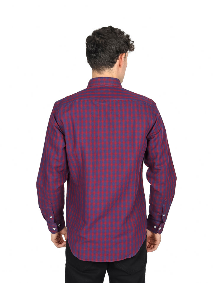 Hombre vistiendo una camisa de manga larga Perry Ellis en color chili pepper con un patrón de cuadros pequeños.