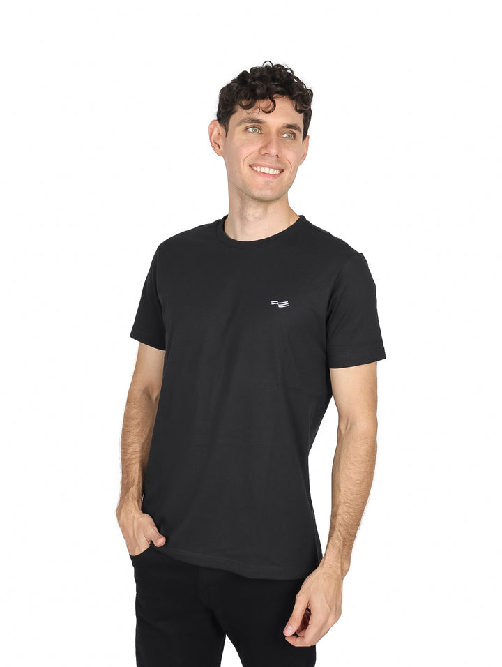 Hombre vistiendo una playera de manga corta color negro de la marca Perry Ellis.