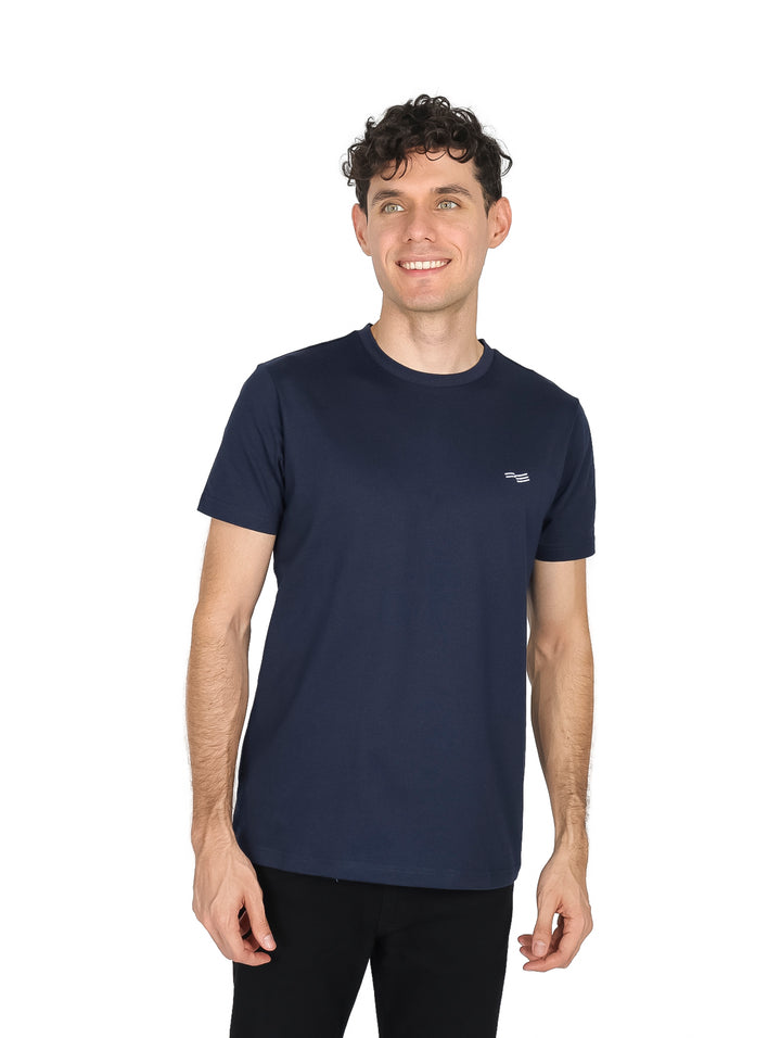 Hombre vistiendo una playera de manga corta color azul marino oscuro con un pequeño detalle blanco en el pecho.