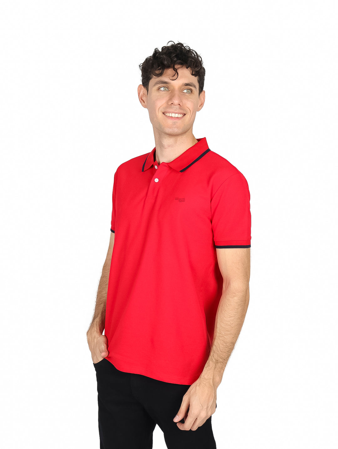 Hombre vistiendo una camiseta polo color rojo con detalles en azul marino en el cuello y mangas.