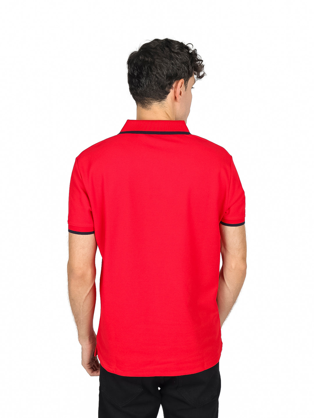 Hombre vistiendo una camiseta polo color rojo con detalles en azul marino en el cuello y mangas.