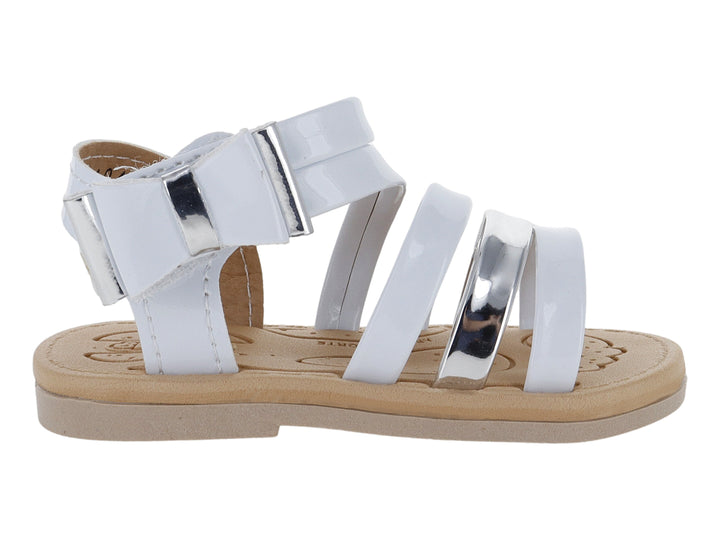Sandalia blanca para niño o niña con acabado brillante, correas cruzadas y suela color beige.