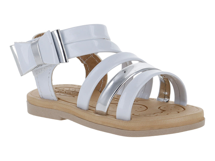 Sandalia blanca para niño o niña con acabado brillante, correas cruzadas y suela color beige.