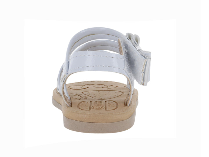 Sandalia blanca para niño o niña con acabado brillante, correas cruzadas y suela color beige.