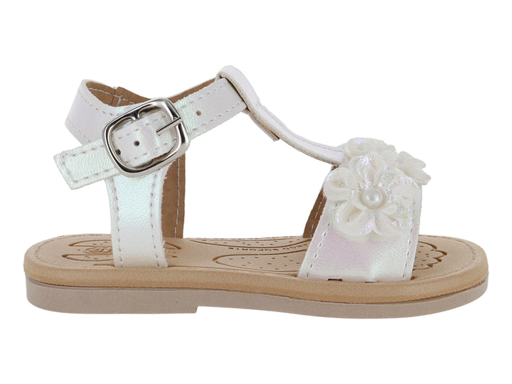 Sandalia blanca para bebé con detalle de flor decorativa y correa con hebilla plateada.