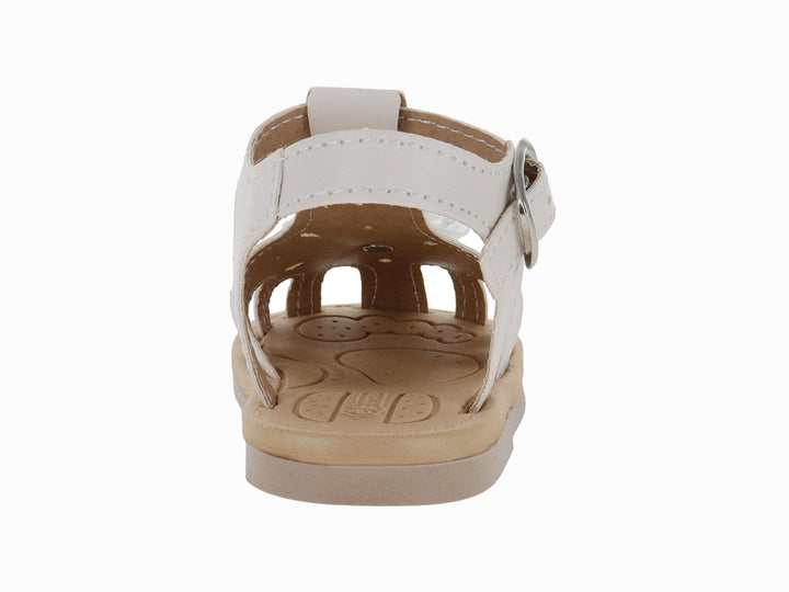 Sandalia blanca para niña con adorno de flor y hebilla metálica sobre suela beige.