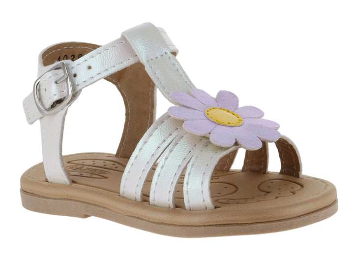 Sandalia blanca iridiscente para niña con adorno de flor rosa y suela beige.