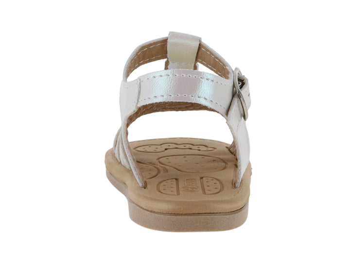 Sandalia blanca iridiscente para niña con adorno de flor rosa y suela beige.