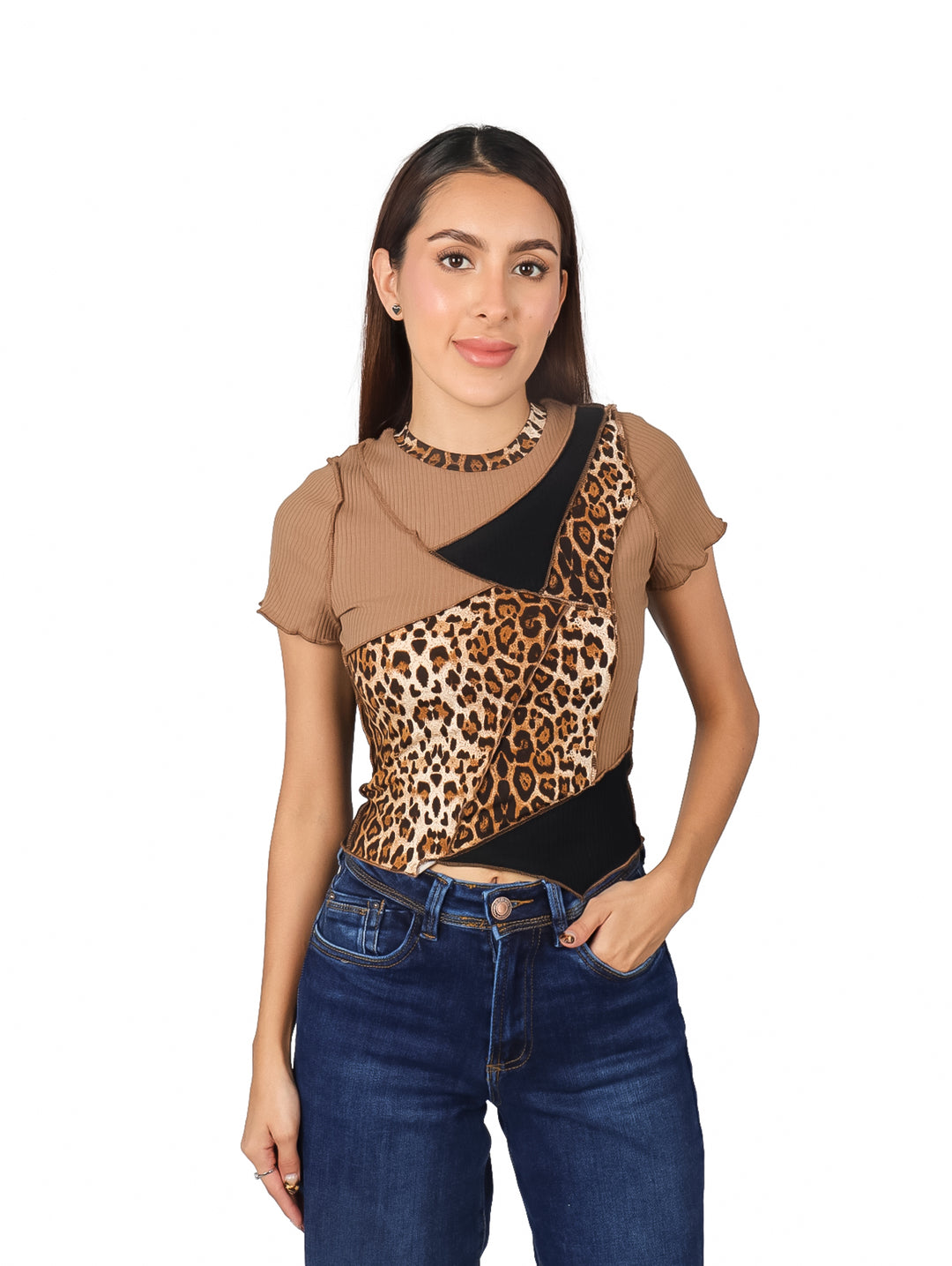 Blusa café de manga corta con diseño asimétrico en color negro y estampado de leopardo.