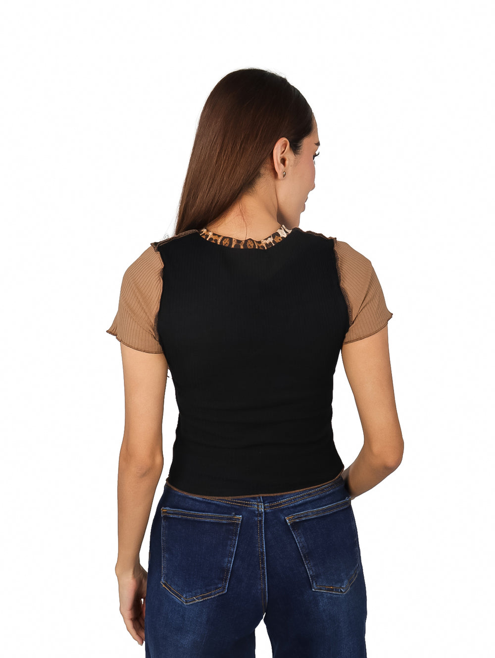 Blusa café de manga corta con diseño asimétrico en color negro y estampado de leopardo.