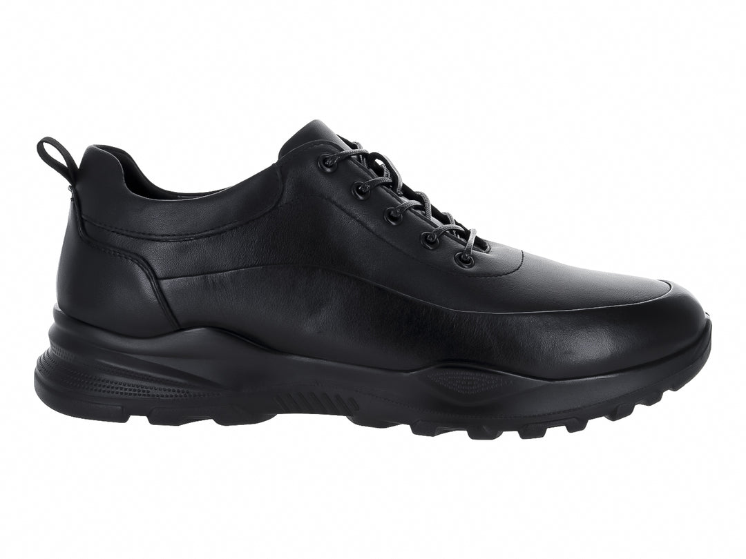 Zapato casual de cuero color negro con agujetas y suela robusta para hombre.