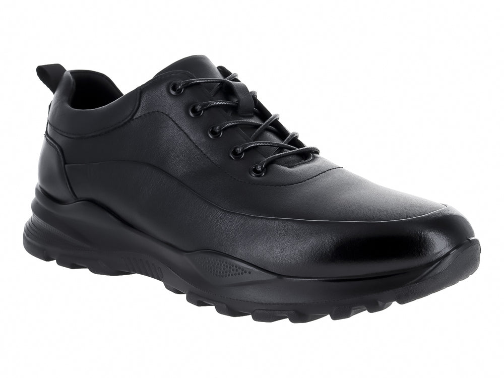 Zapato casual de cuero color negro con agujetas y suela robusta para hombre.