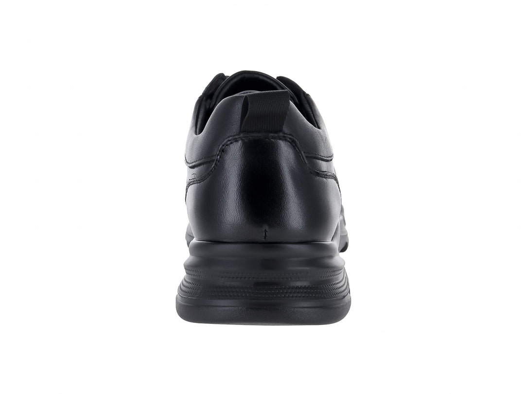Zapato casual de cuero color negro con agujetas y suela robusta para hombre.