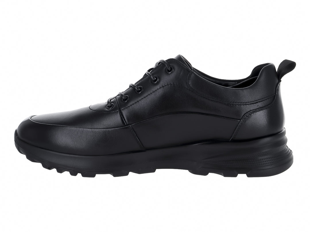 Zapato casual de cuero color negro con agujetas y suela robusta para hombre.