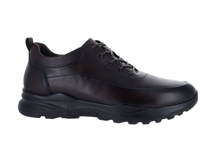 Zapato casual de cuero color marrón con suela negra y cordones.