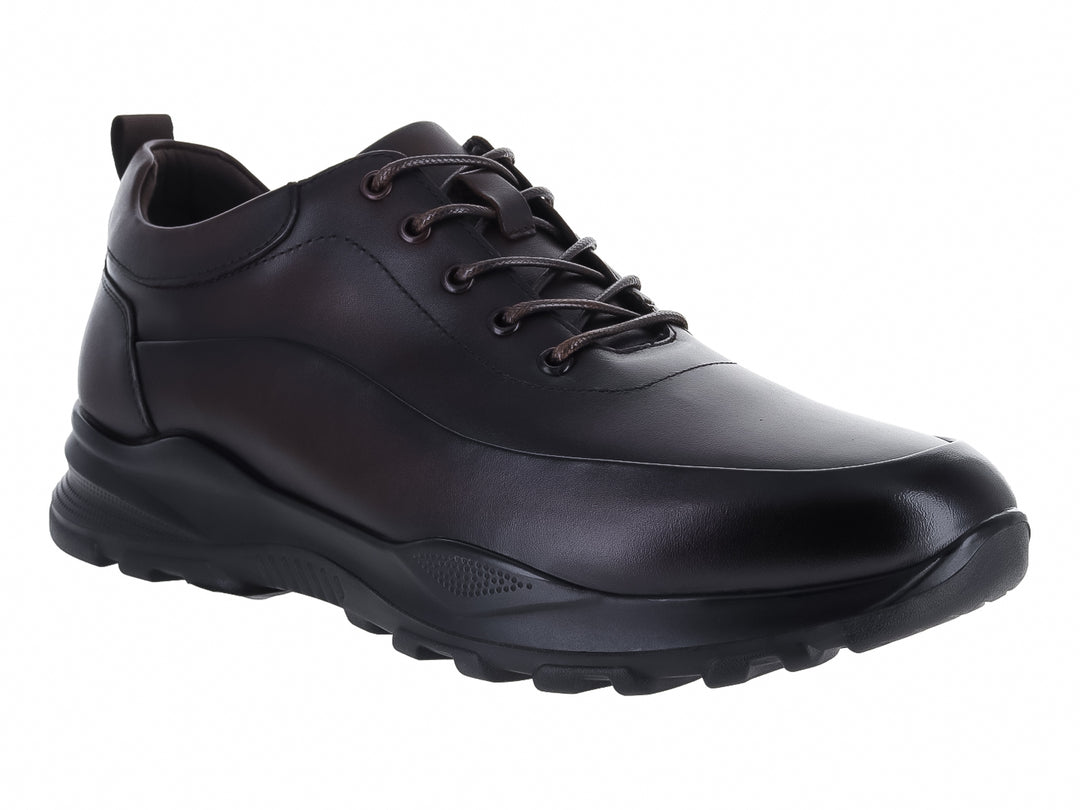 Zapato casual de cuero color marrón con suela negra y cordones.