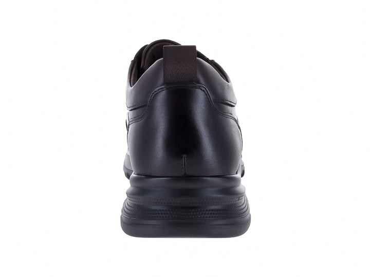 Zapato casual de cuero color marrón con suela negra y cordones.