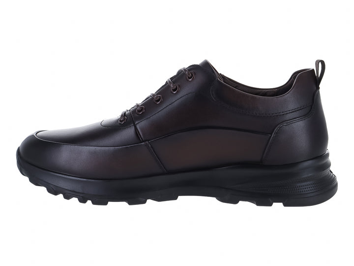 Zapato casual de cuero color marrón con suela negra y cordones.