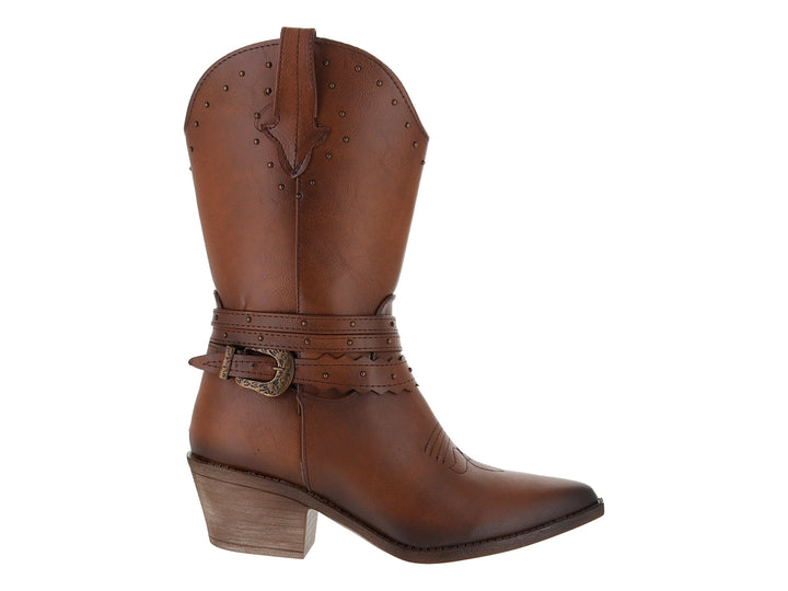 Bota estilo vaquero color camel para mujer con correa y hebilla decorativa en el tobillo.