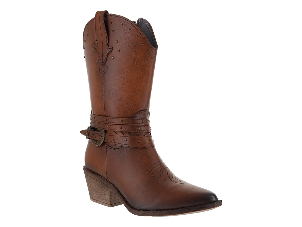 Bota estilo vaquero color camel para mujer con correa y hebilla decorativa en el tobillo.