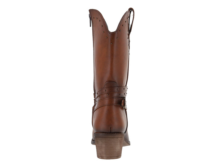 Bota estilo vaquero color camel para mujer con correa y hebilla decorativa en el tobillo.