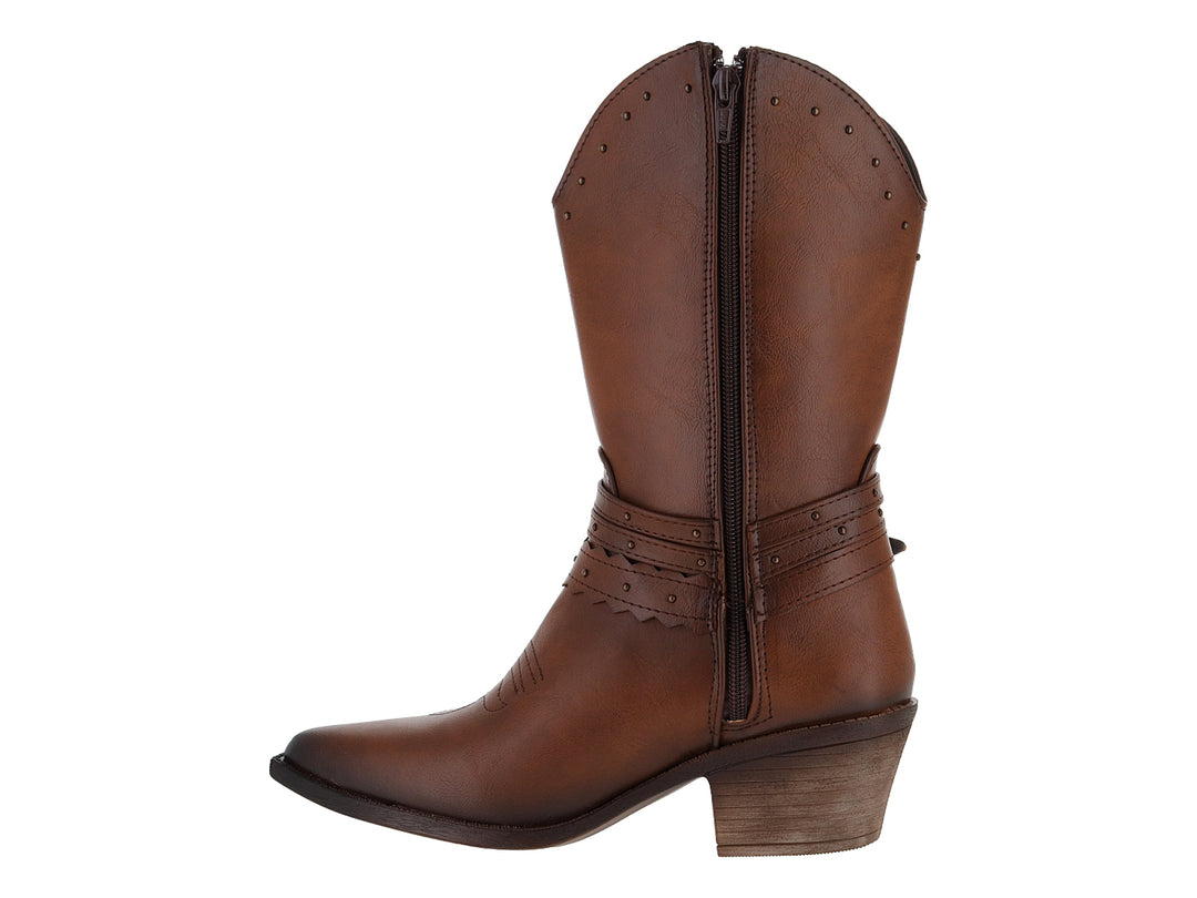Bota estilo vaquero color camel para mujer con correa y hebilla decorativa en el tobillo.