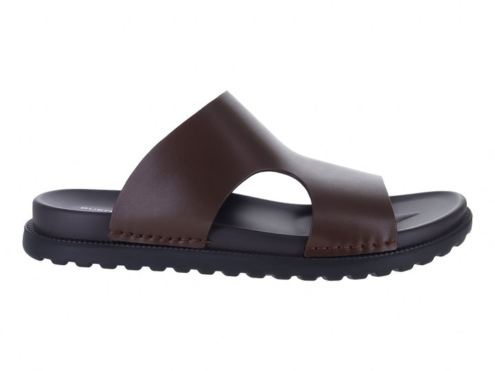 Sandalia Buenissimo de cuero color marrón con suela negra dentada para hombre.
