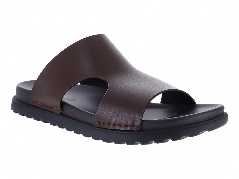 Sandalia Buenissimo de cuero color marrón con suela negra dentada para hombre.