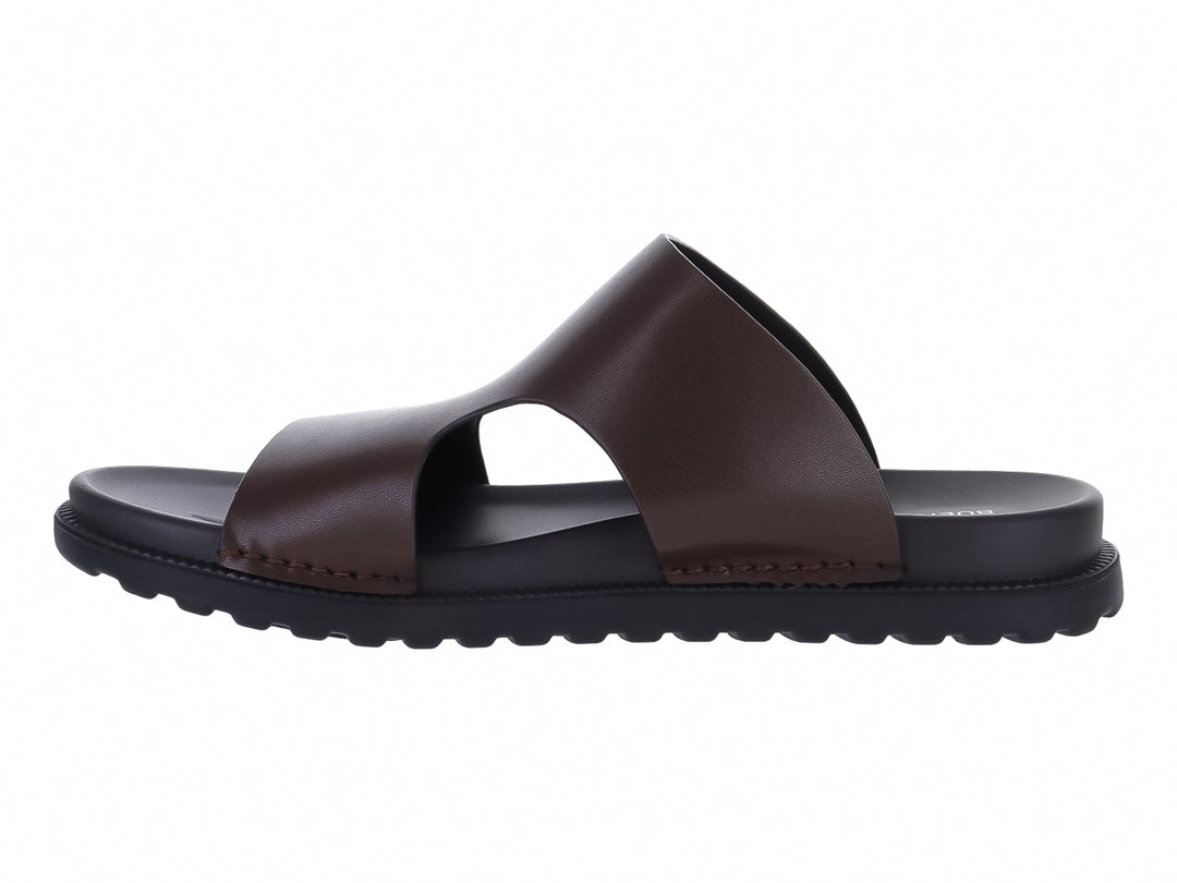 Sandalia Buenissimo de cuero color marrón con suela negra dentada para hombre.