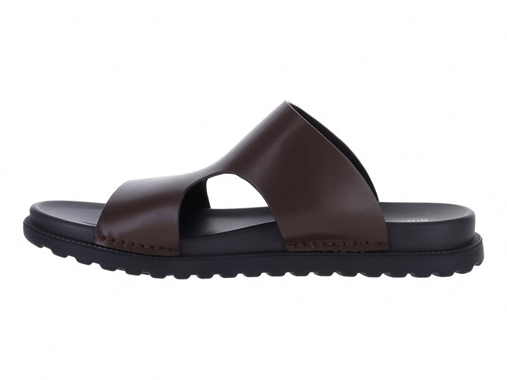 Sandalia Buenissimo de cuero color marrón con suela negra dentada para hombre.
