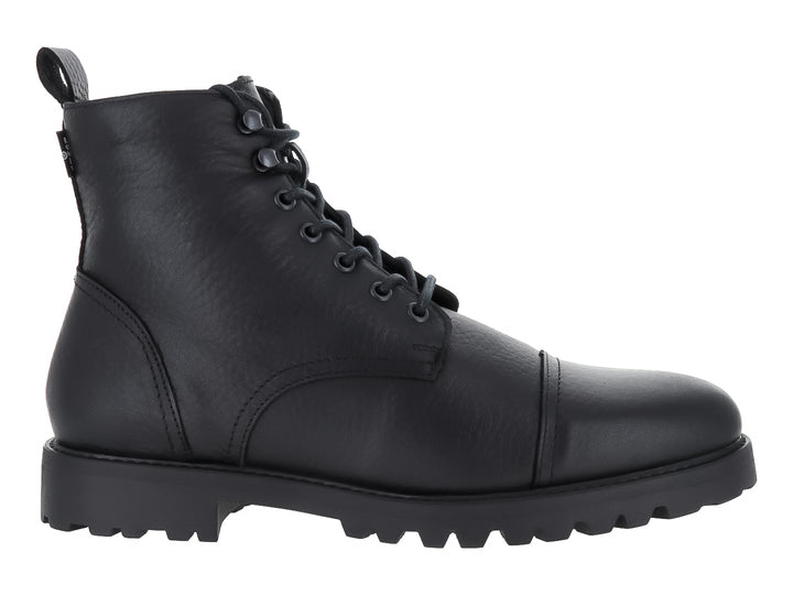 Bota negra de material sintético con agujetas y suela gruesa dentada.