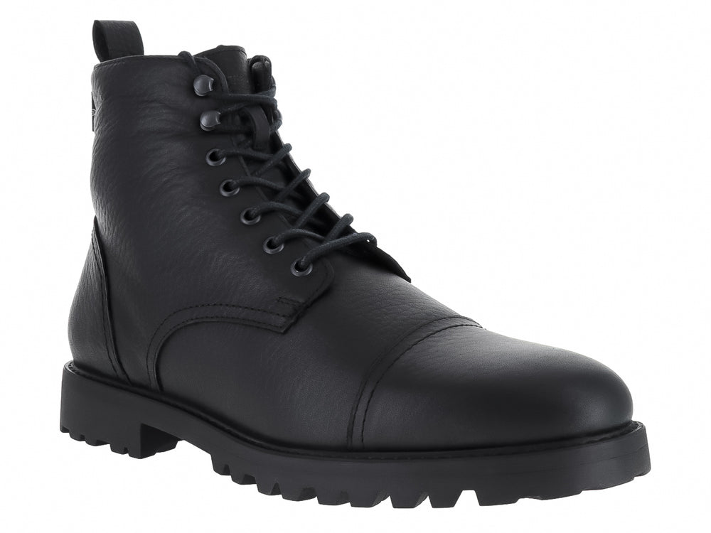 Bota negra de material sintético con agujetas y suela gruesa dentada.