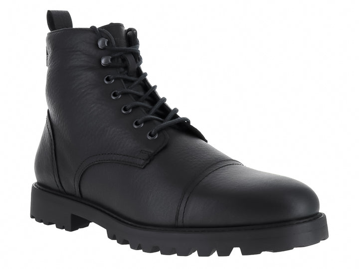 Bota negra de material sintético con agujetas y suela gruesa dentada.