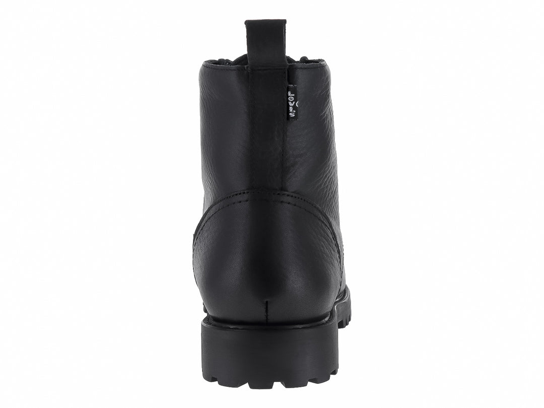 Bota negra de material sintético con agujetas y suela gruesa dentada.