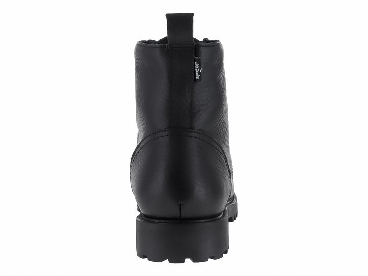 Bota negra de material sintético con agujetas y suela gruesa dentada.