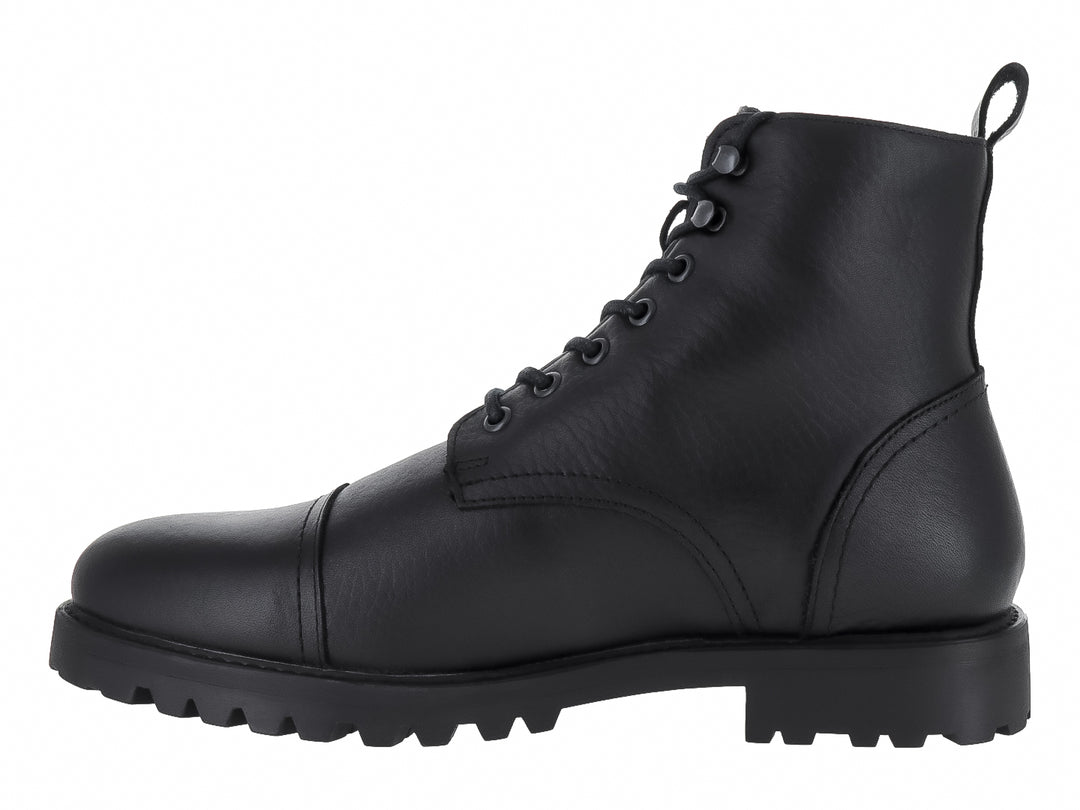 Bota negra de material sintético con agujetas y suela gruesa dentada.