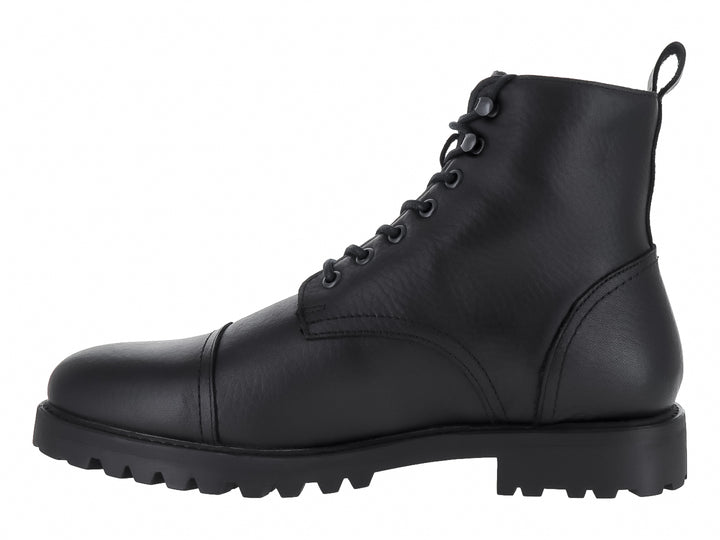 Bota negra de material sintético con agujetas y suela gruesa dentada.