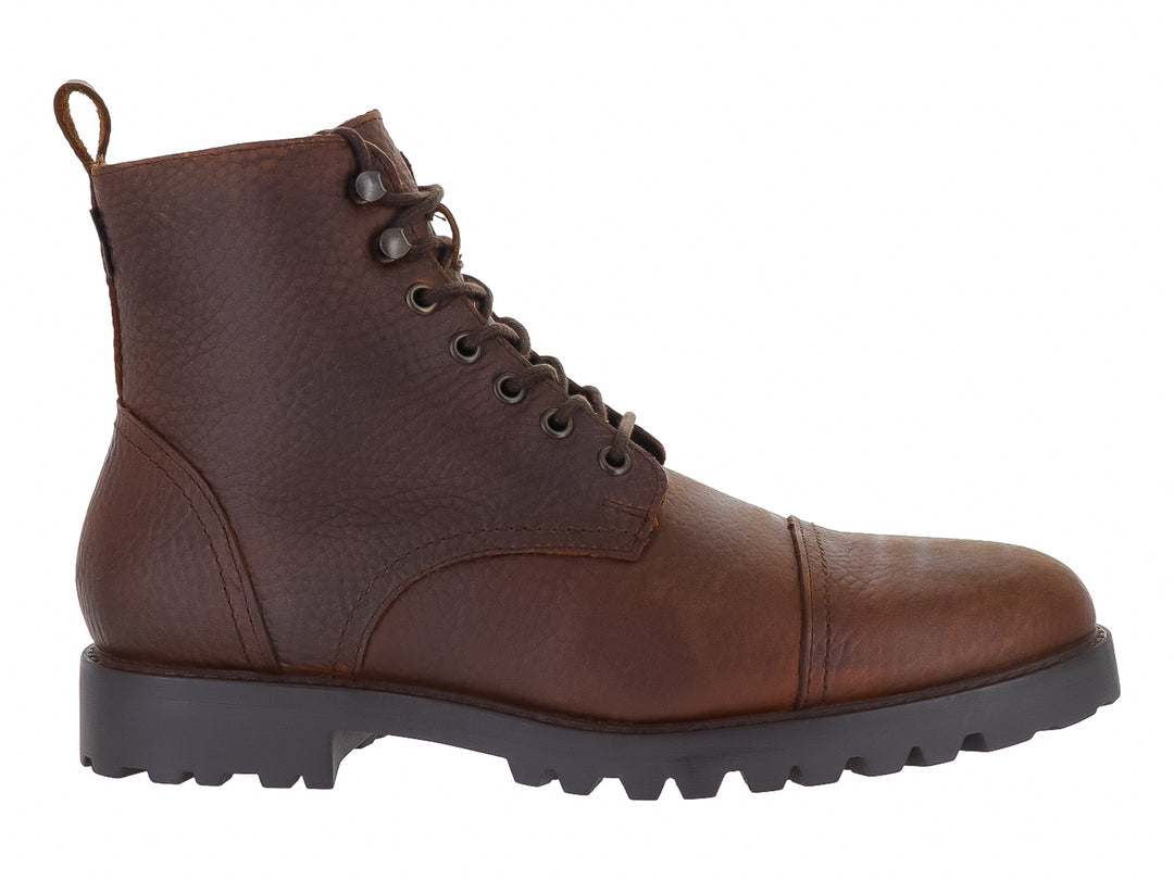 Bota casual color café con suela negra gruesa y agujetas.
