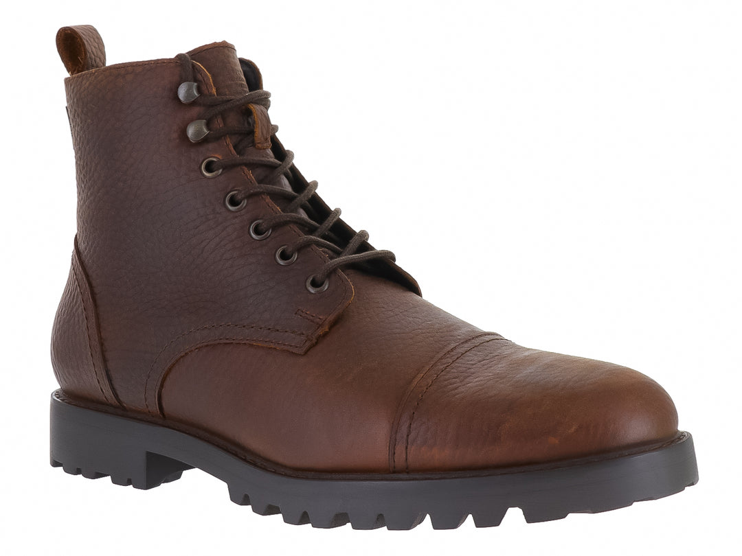 Bota casual color café con suela negra gruesa y agujetas.