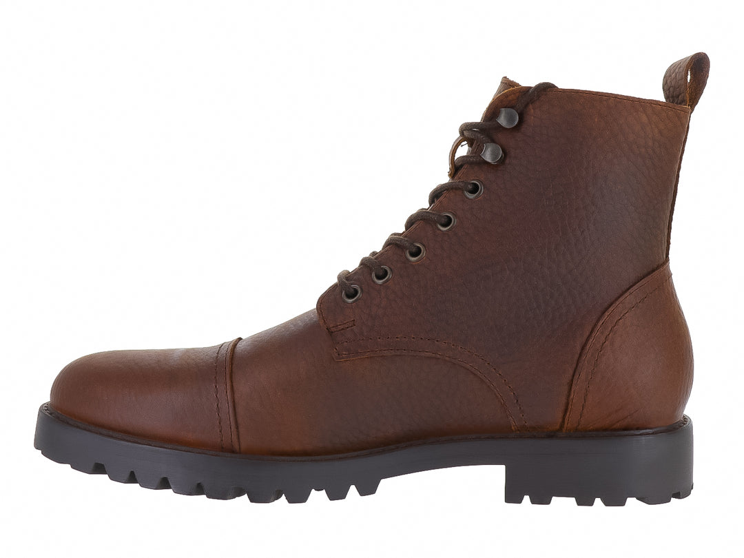 Bota casual color café con suela negra gruesa y agujetas.