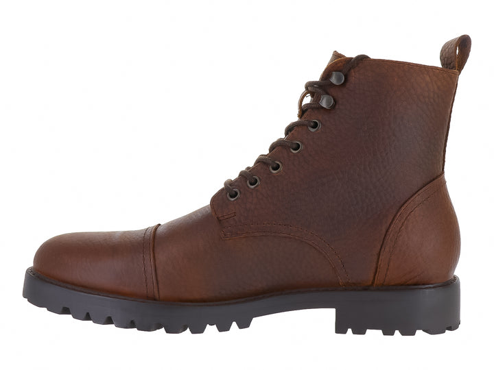 Bota casual color café con suela negra gruesa y agujetas.