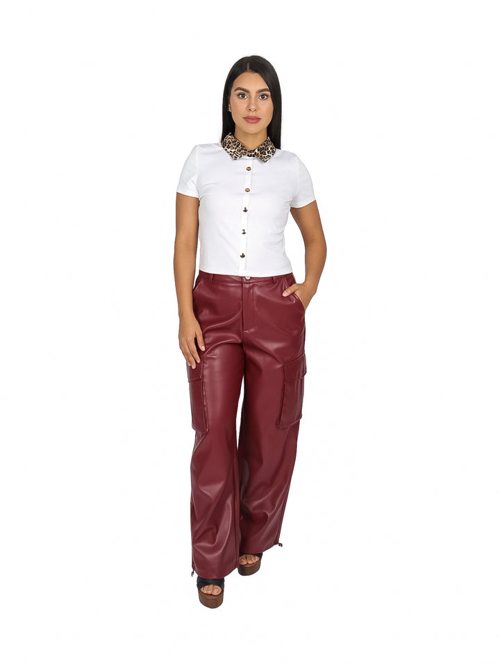 Blusa blanca de manga corta con botones frontales y cuello con estampado de leopardo.