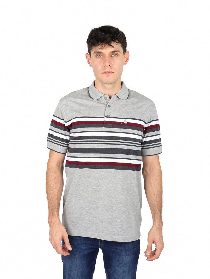 Playera polo gris para Hombre con diseño de rayas horizontales en el pecho.