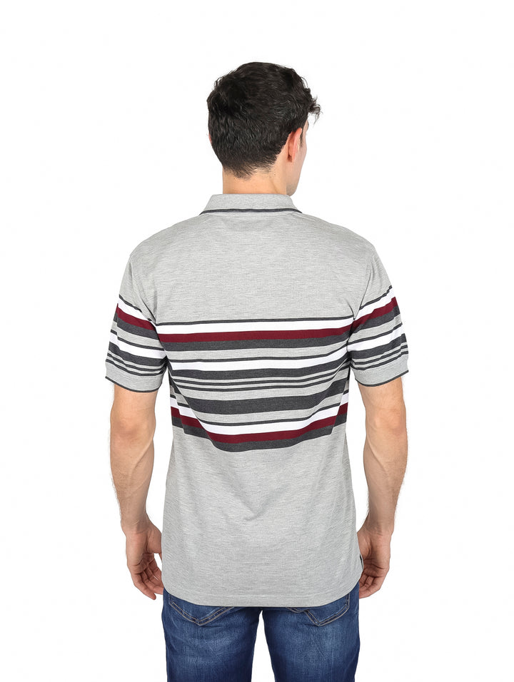 Playera polo gris para Hombre con diseño de rayas horizontales en el pecho.