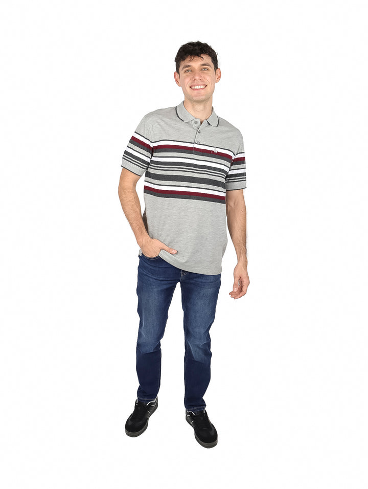 Playera polo gris para Hombre con diseño de rayas horizontales en el pecho.