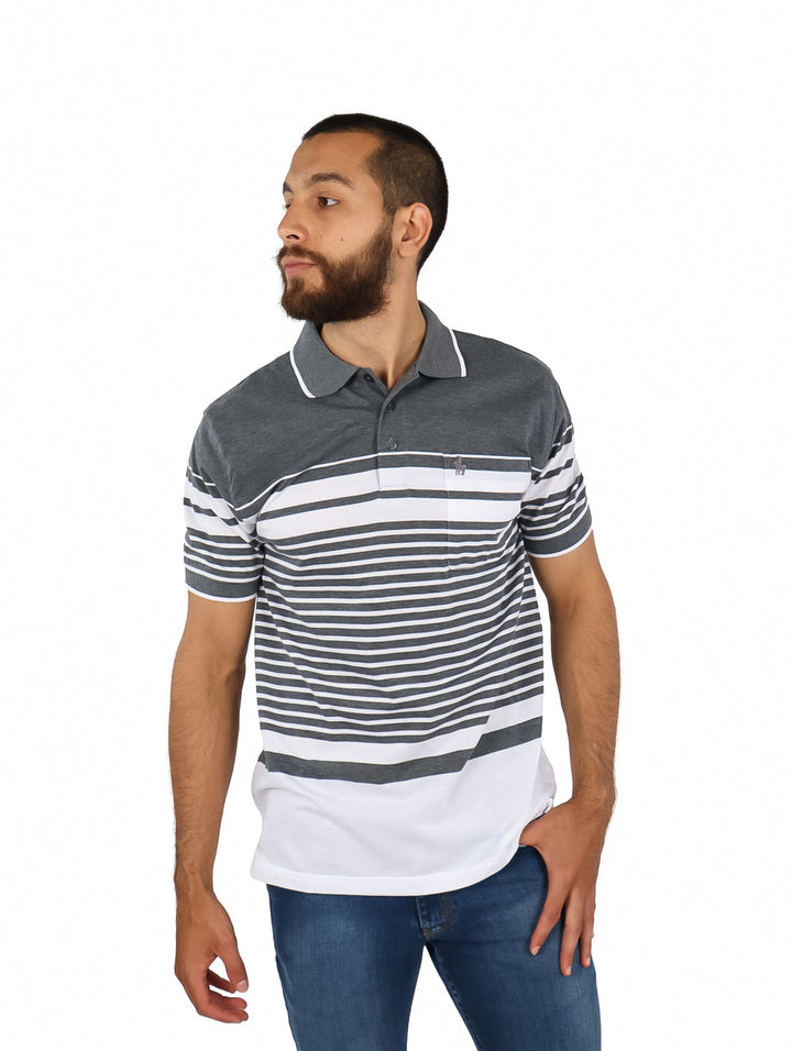 Hombre vistiendo playera polo de rayas horizontales en colores gris y blanco.