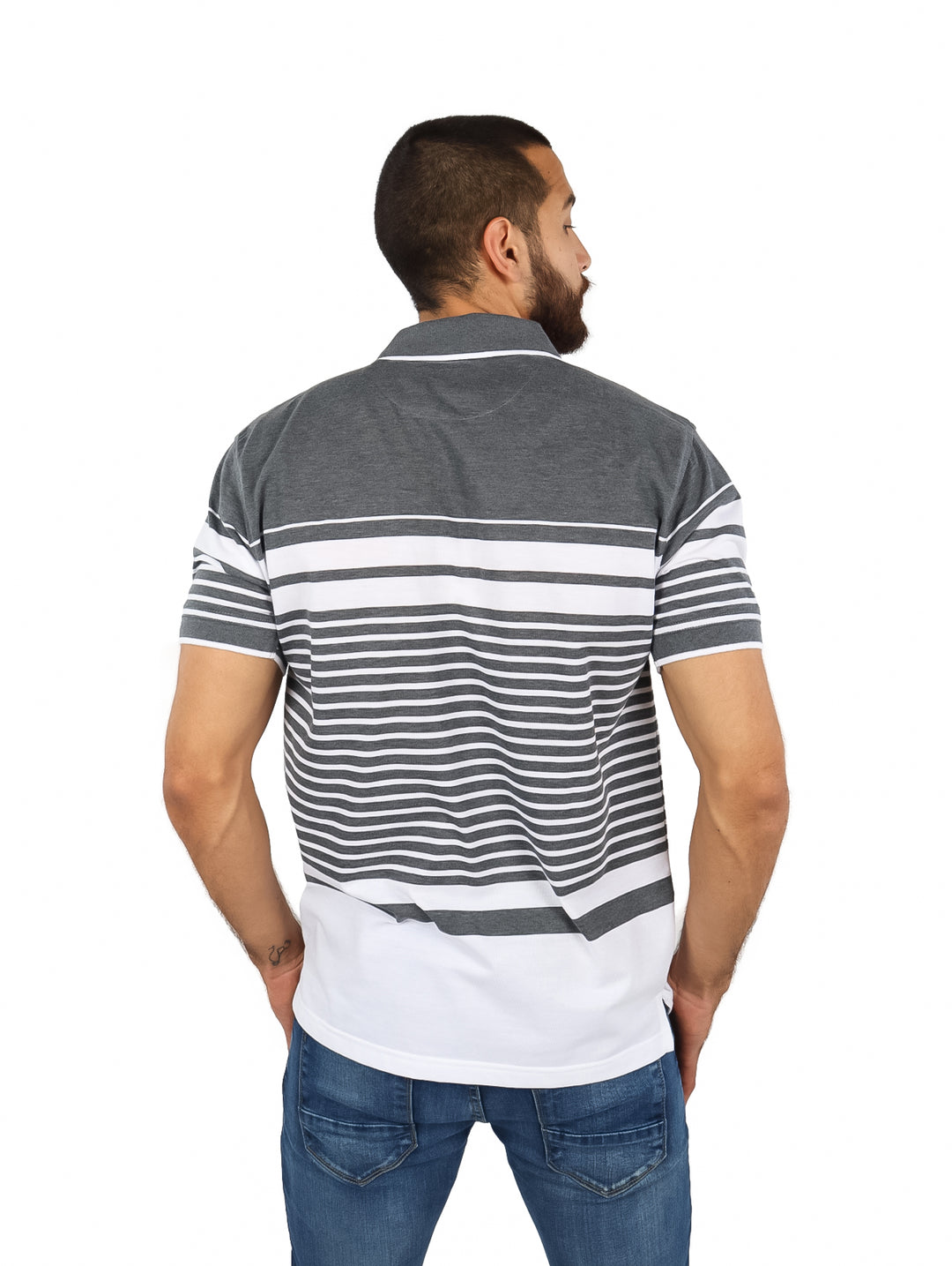 Hombre vistiendo playera polo de rayas horizontales en colores gris y blanco.