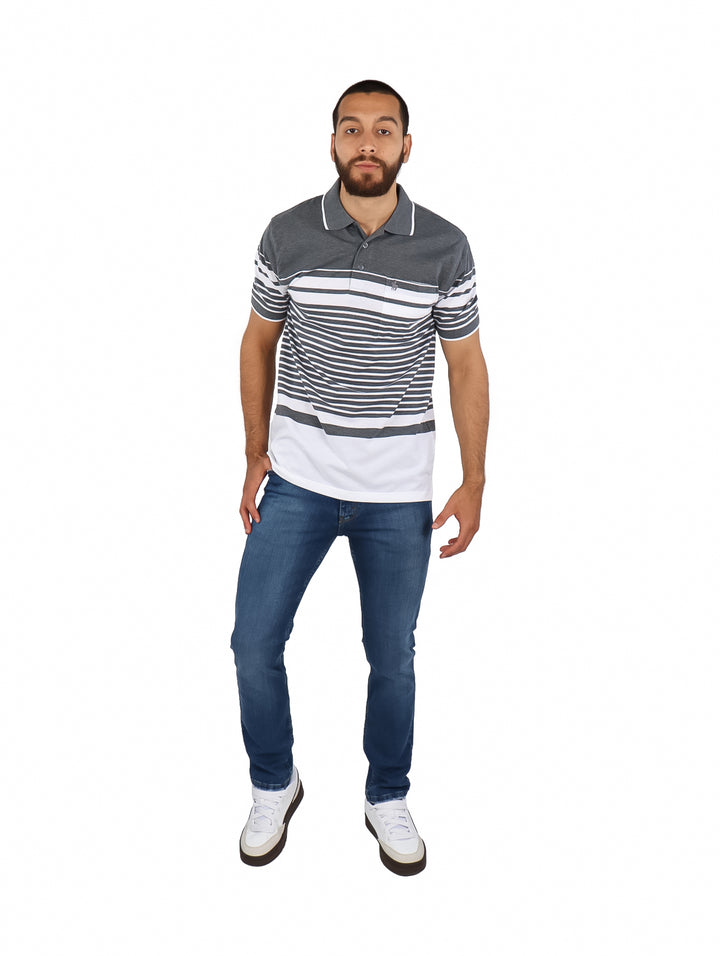 Hombre vistiendo playera polo de rayas horizontales en colores gris y blanco.